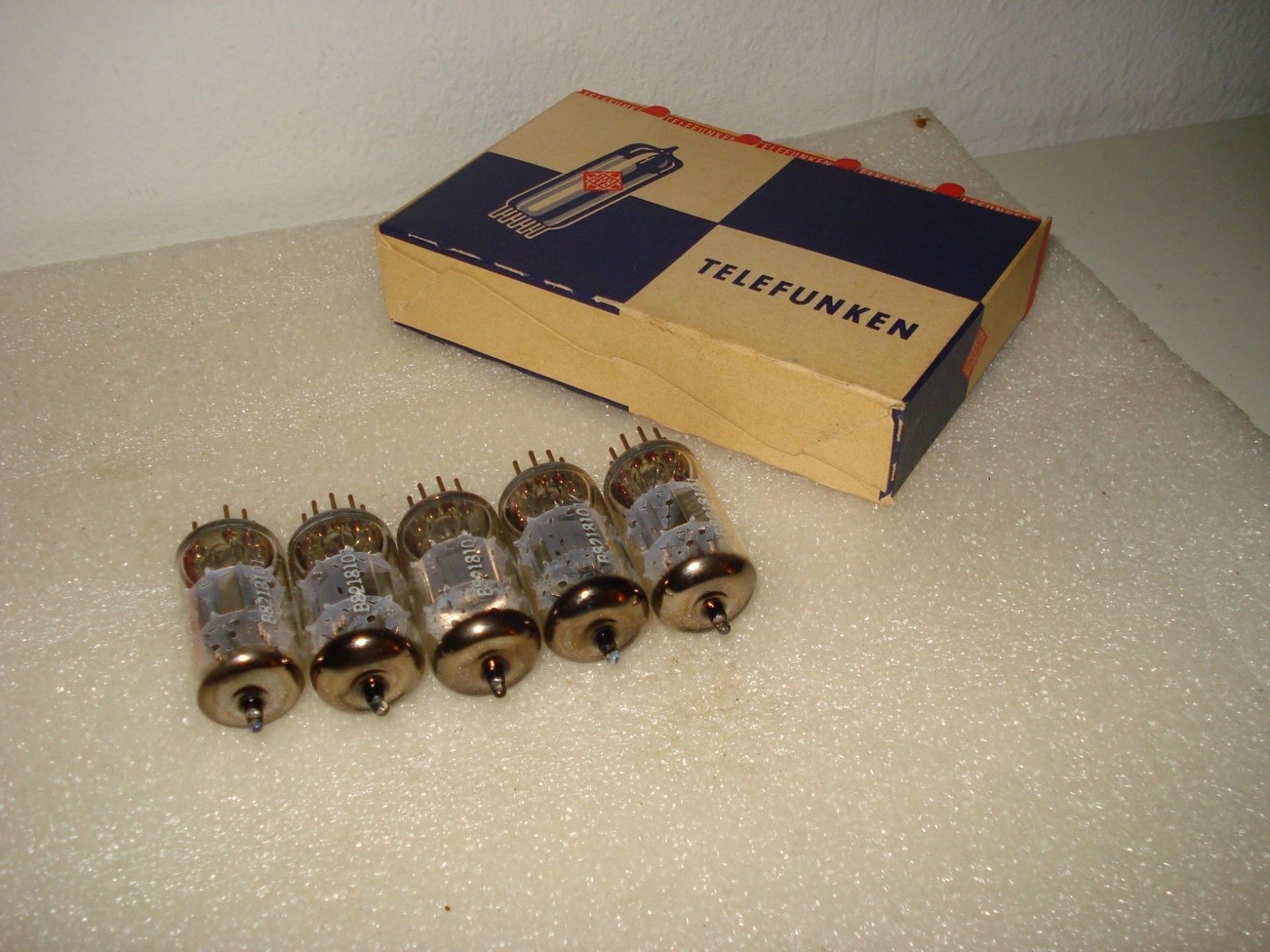 Telefunken ECC808 tube
