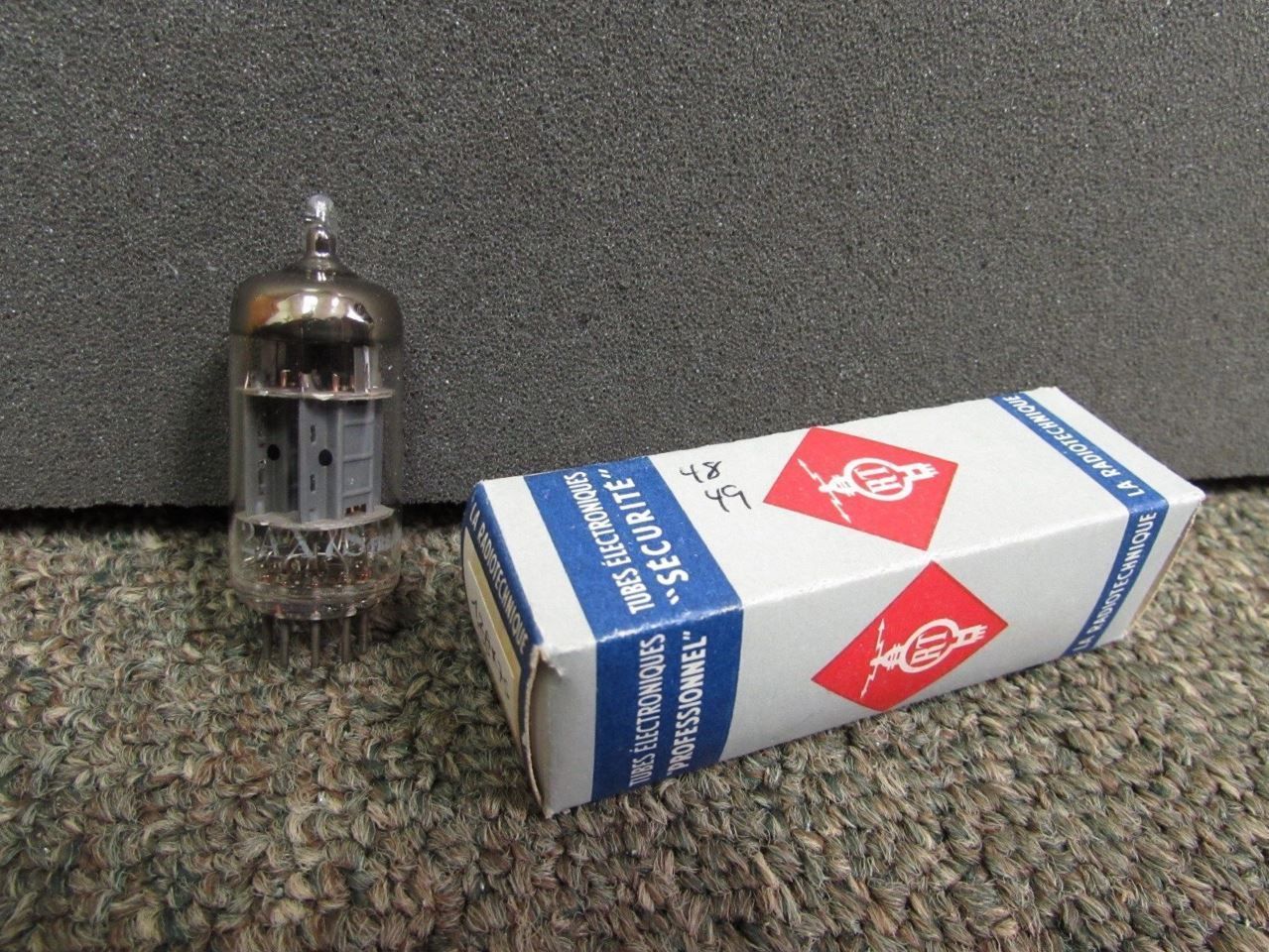 La Radiotechnique R/T 12AX7S tube