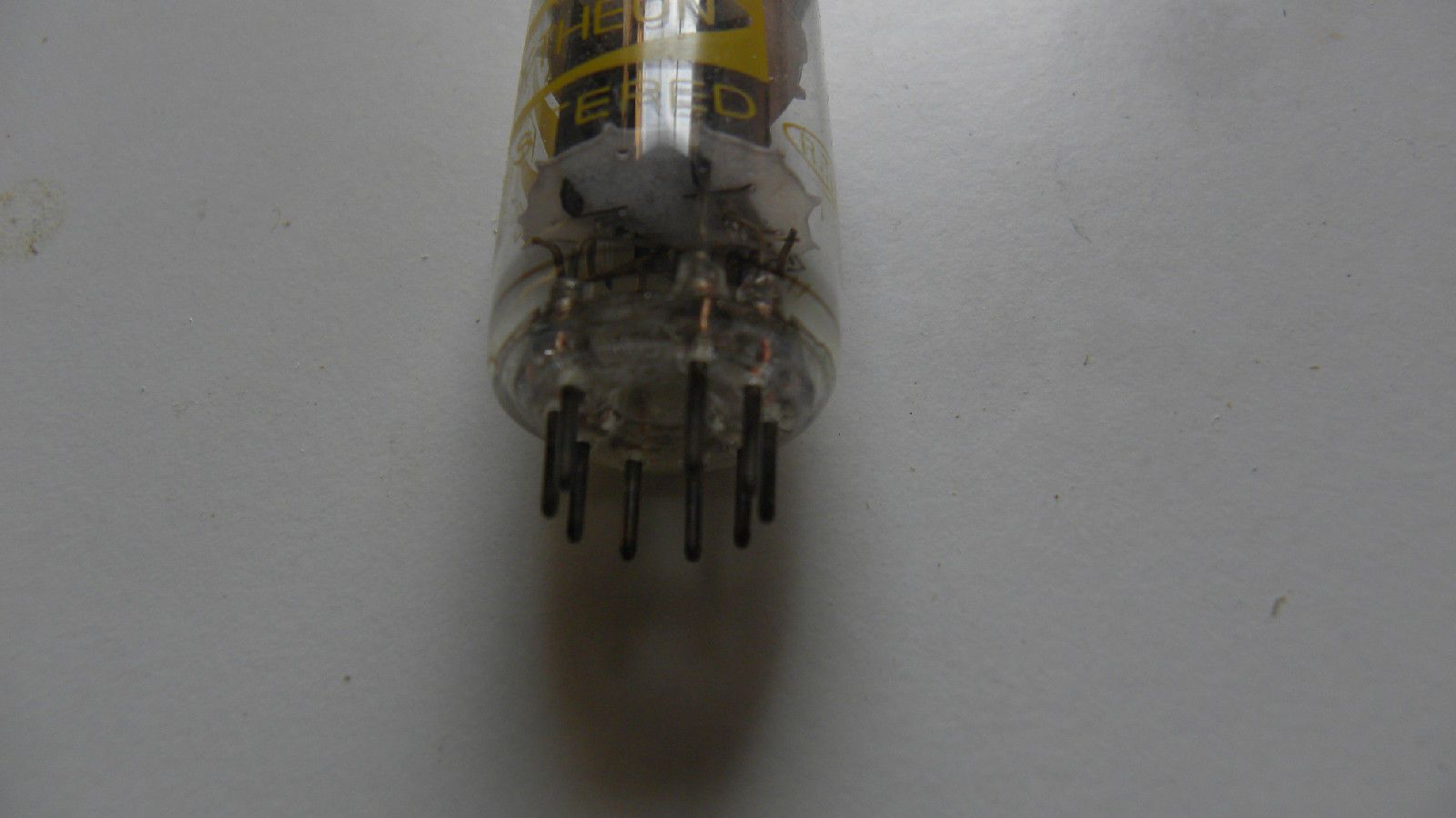 Raytheon 12AX7A tube