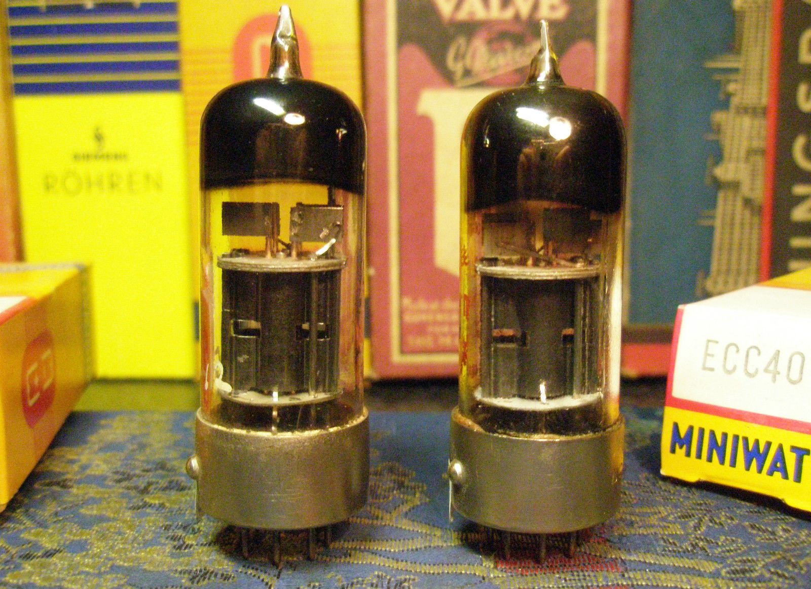 Philips Miniwatt ECC40 tube