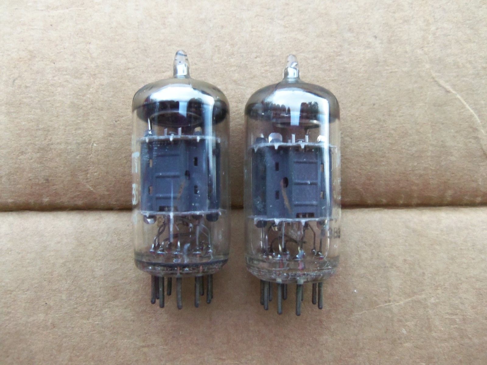 Miniwatt Philips ECC83 tube